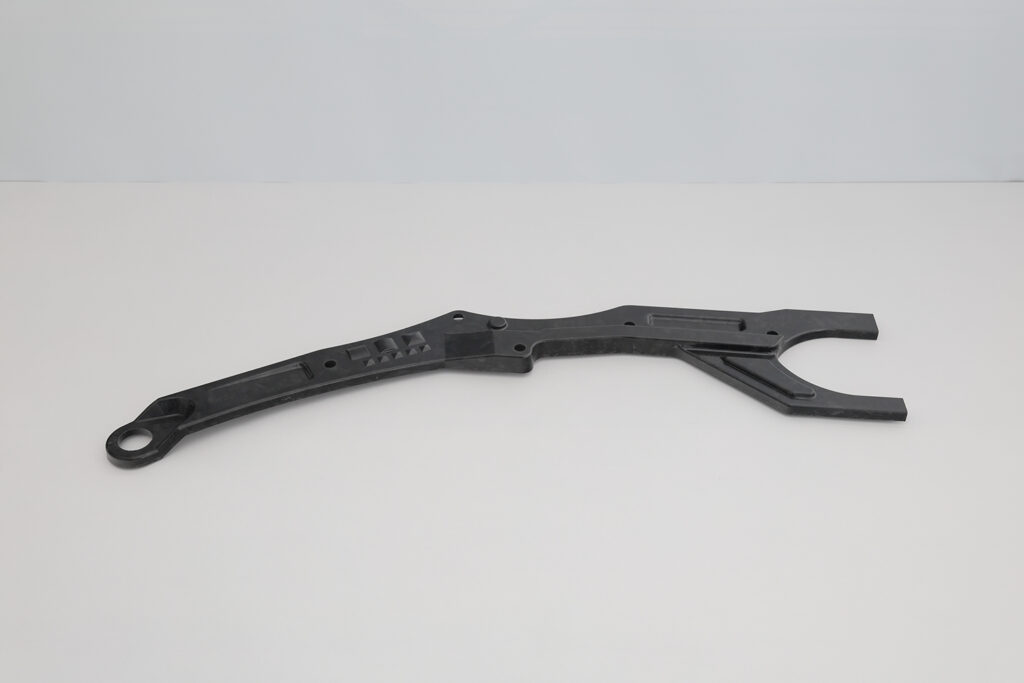 自動車エンジンルームの補強部品（リブ形状）