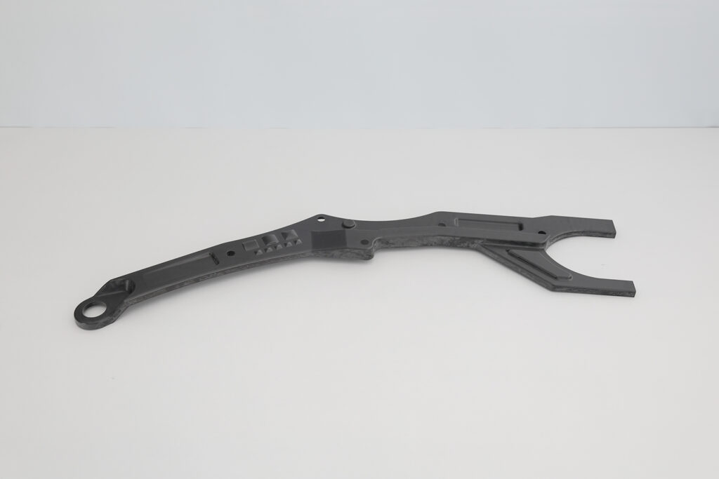 自動車エンジンルームの補強部品（リブ形状）